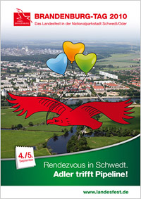 Das Plakat zeigt die Grafik eines fliegenden roten Adlers mit 3 Luftballons über einem Luftbild von Schwedt.
