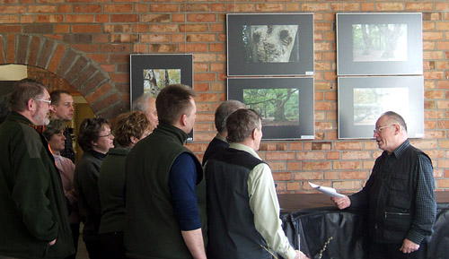 Foto: Harald Bethke in der Fotogalerie mit Ausstellungsbesucher