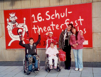 Gruppenfoto vor dem Schultheaterfest-Plakat