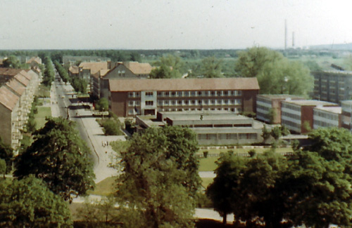 Foto: Blick von der Baustelle des Kulturhauses aus auf den gesamten Komplex des Bildungszentrums