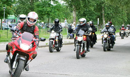 Foto: mehrere Biker fahren hintereinander