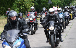 Foto: lange Reihe Motorradfahrer
