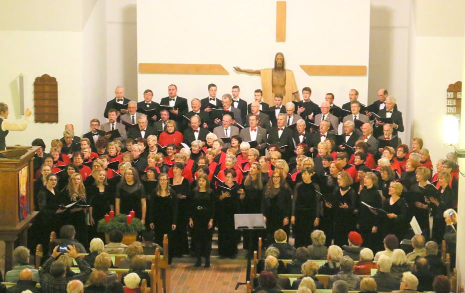 Foto: 4 Chöre in der Kirche