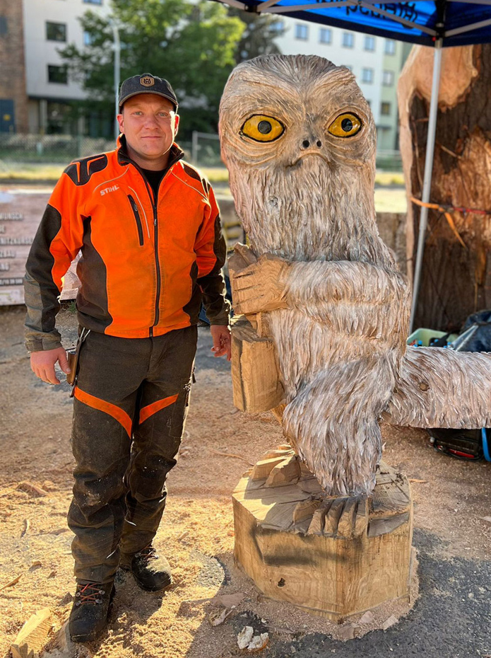 Foto: Porträt mit Holzfigur