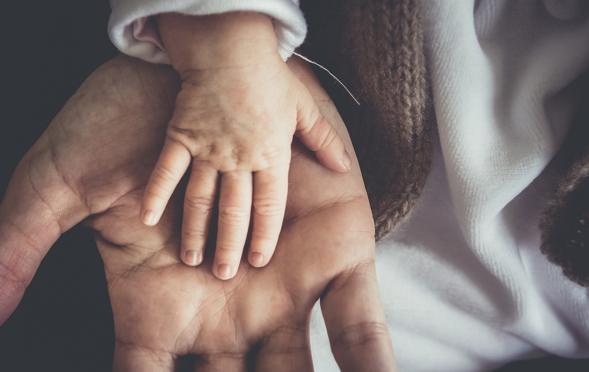 Foto: Kinderhand auf Männerhand