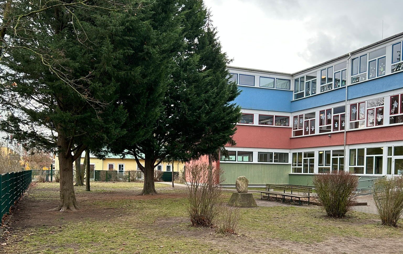 Foto: Schulgebäude und Bäume