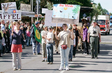 Foto: Kinder mit Plakaten