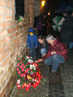 Foto: Kerzen und Blumen für die Opfer