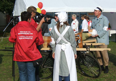 Foto: Film-Team mit Sanitätern an einer Trage mit einer Puppe