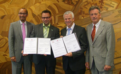 Foto: Gruppenbild mit Unterschriftsmappen