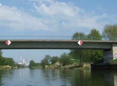 Foto: Blick unter der Brücke hindurch auf die Papierwerke