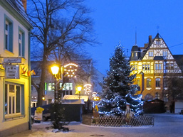 Foto: Vierradener Platz mit weihnachtlicher Dekoration