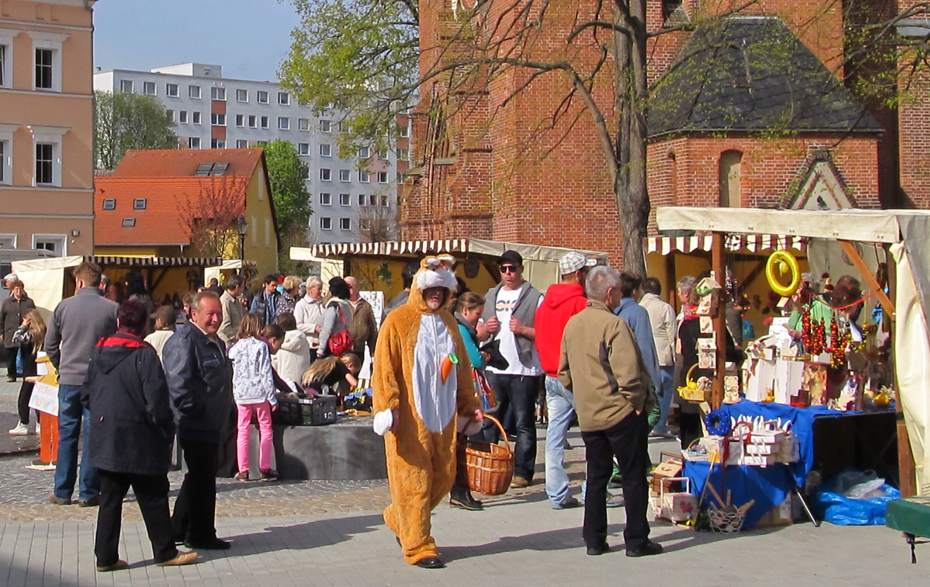 Foto: Osterhase auf dem Kirchplatz