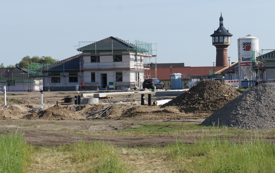 Foto: Baustelle mit Wasserturm