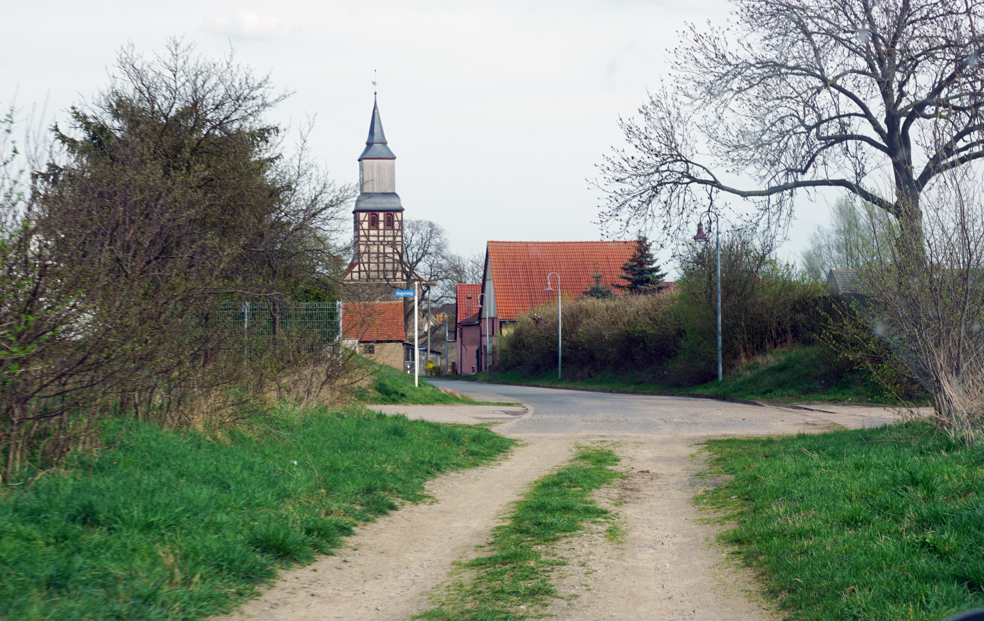 Foto: Weg mit Blick auf die Dorfkirche