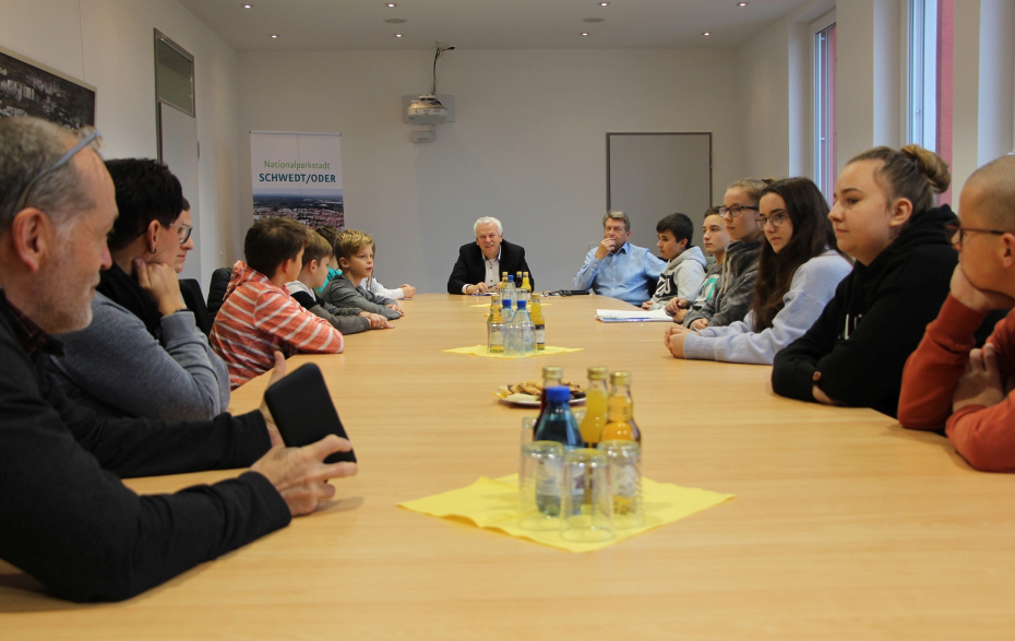 Foto: gemeinsame Beratung am Tisch