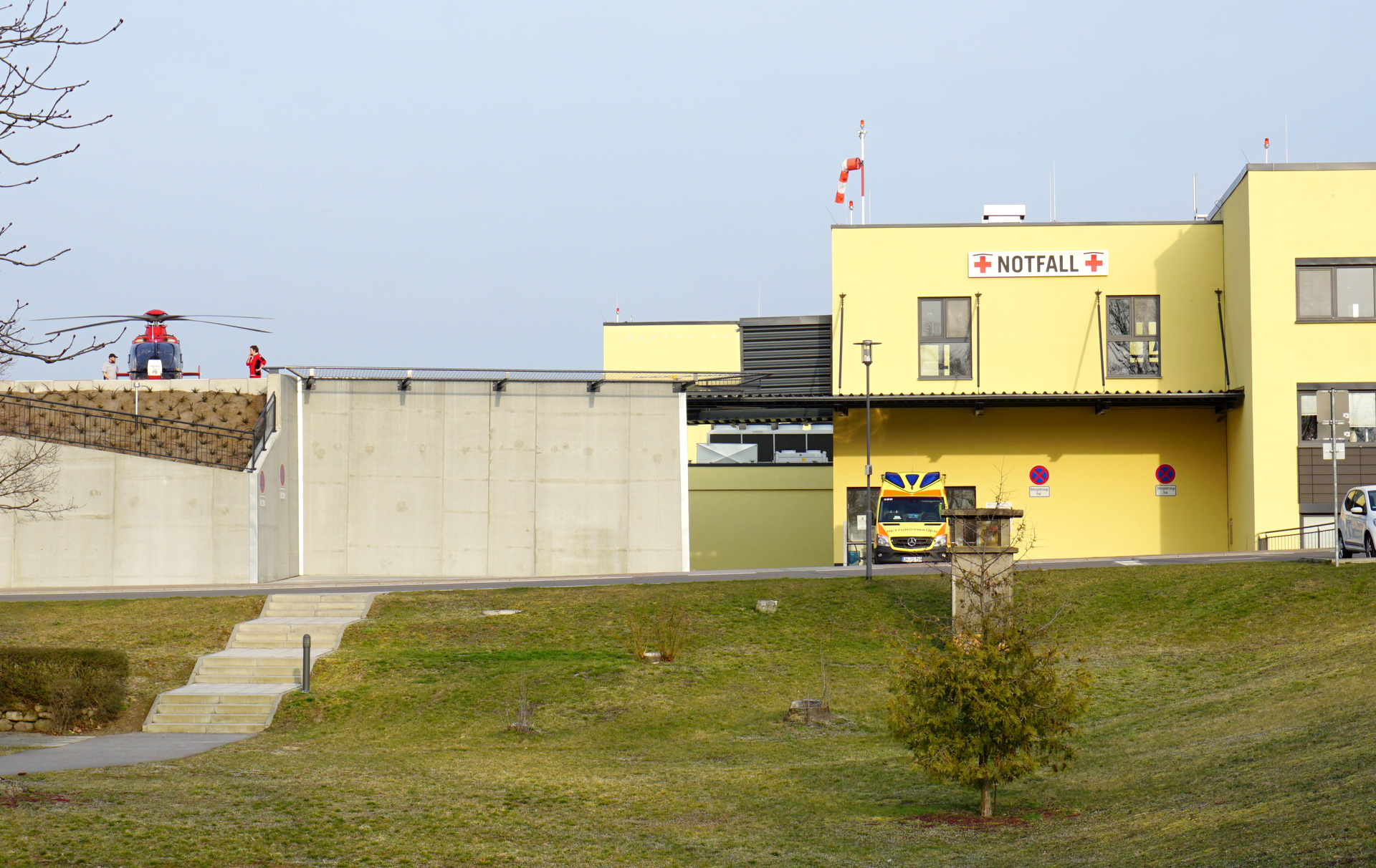 Foto: Eingang der Notaufnahme und Hubschrauberlandeplatz