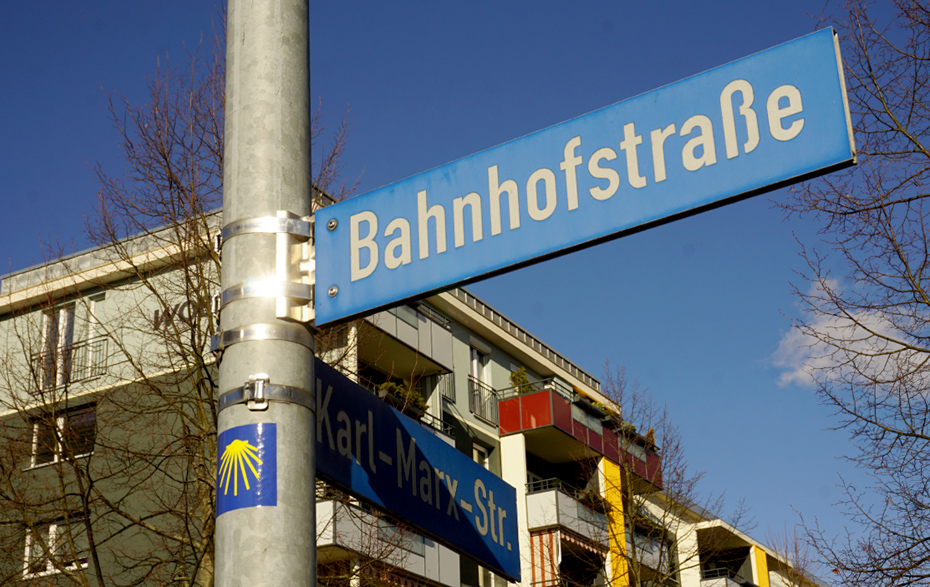 Foto: Markierung am Straßenschild