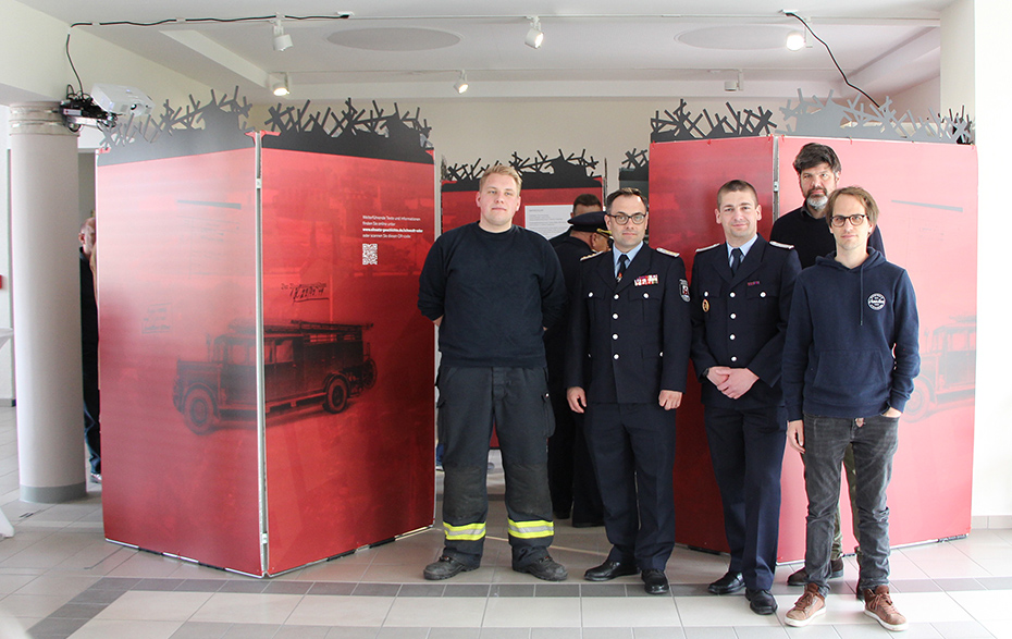 Gruppenfoto vor der Ausstellung