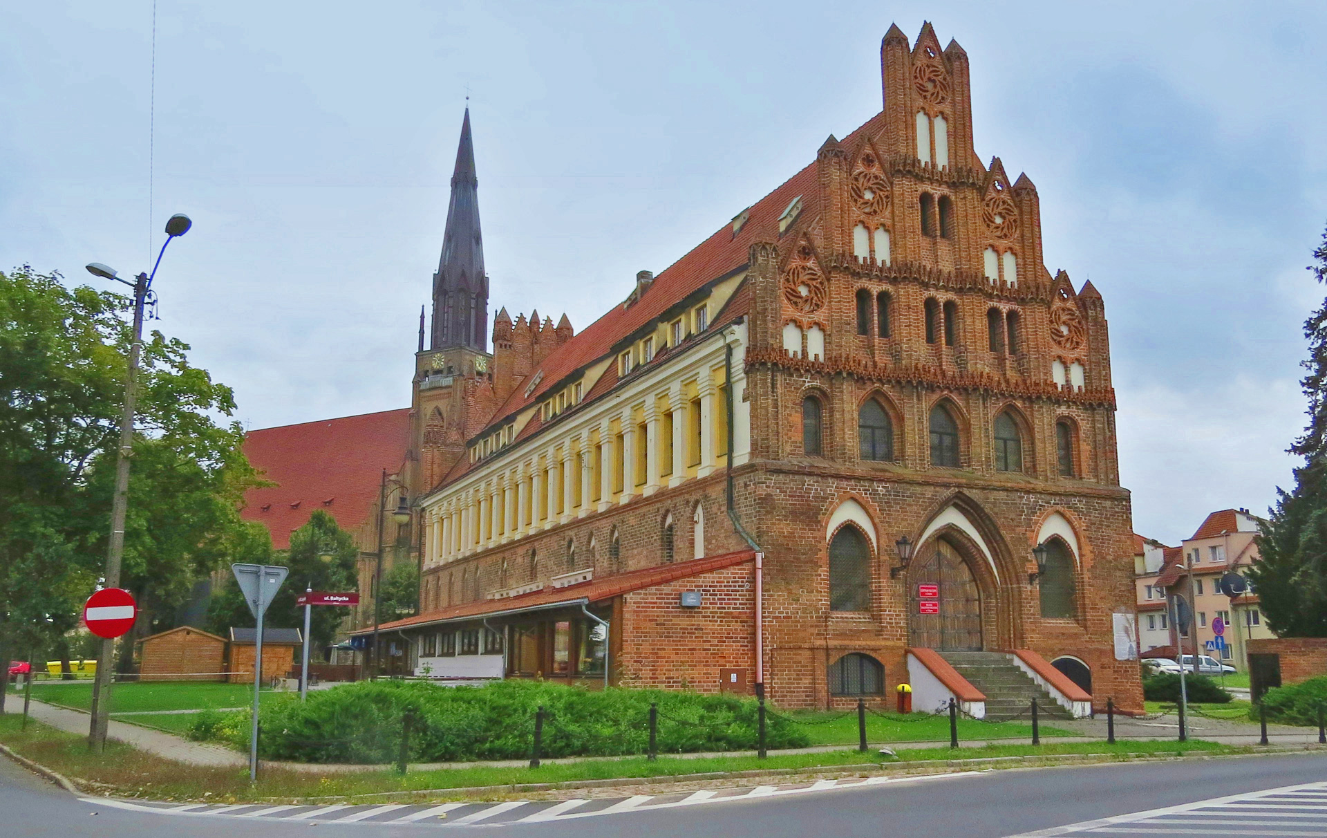 Foto: rotes Backsteingebäude