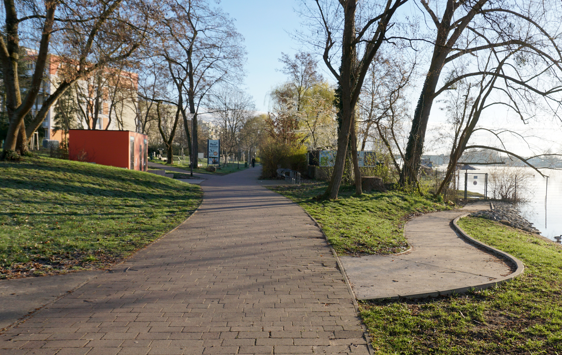 Foto: gepflasterter Abzweig vom Uferweg