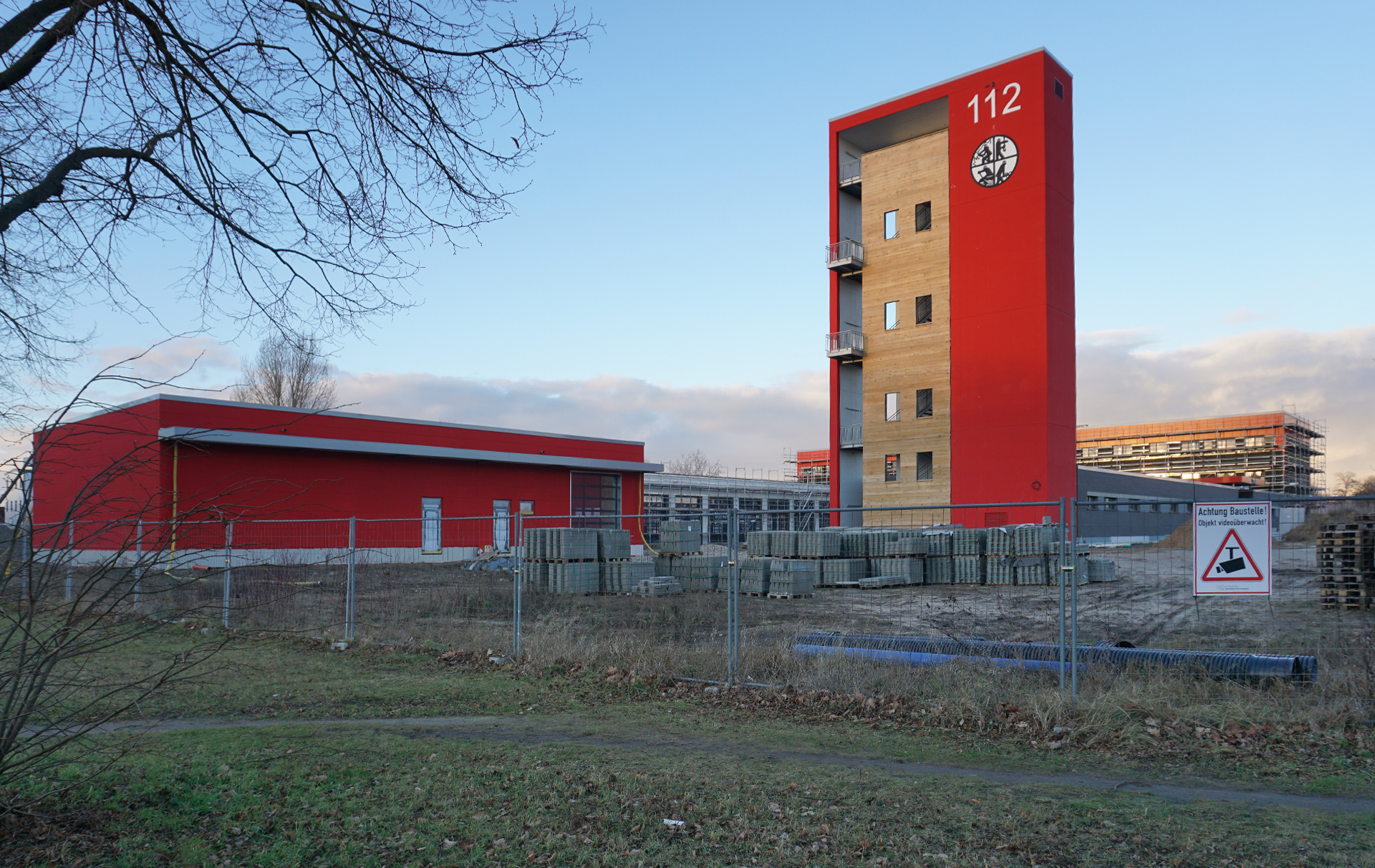 Foto: Baustelle mit Turm der Feuerwache