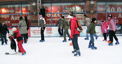 Foto: Schlittschuhlaufen auf der Eisbahn