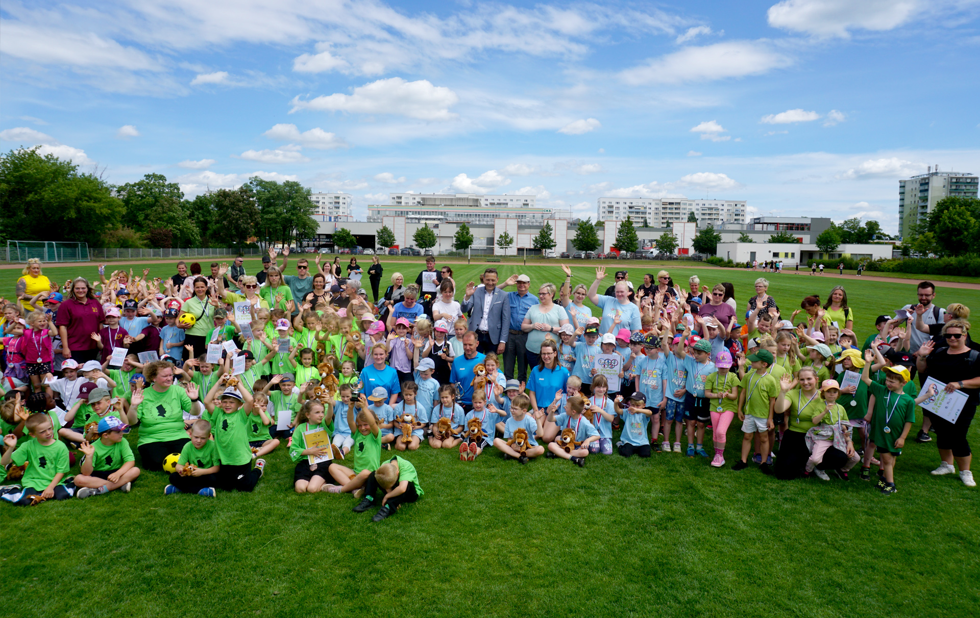 Gruppenfoto auf dem Sportplatz