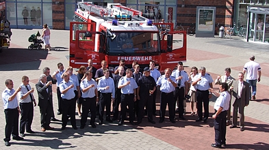 Foto: Truppe der Feuerwehr vor neuem Fahrzeug