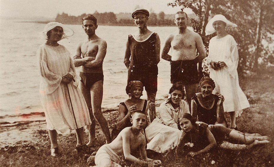 Menschengruppe am Flussufer