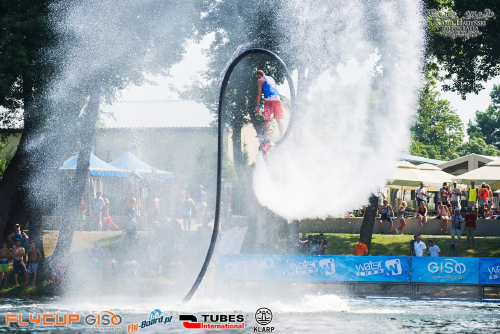 Foto: Sportler mit dem Flyboard auf dem Wasser
