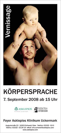 Das Plakat zeigt einen Mann, der ein Kind über seinem Kopf hält.