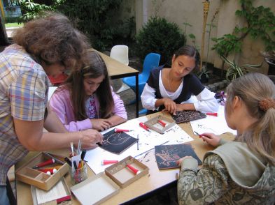 Foto: Kinder beim Linolschnitt mit Susanne Hoppe