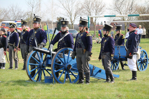 Foto: Truppe in blauen Uniformen mit Kanone
