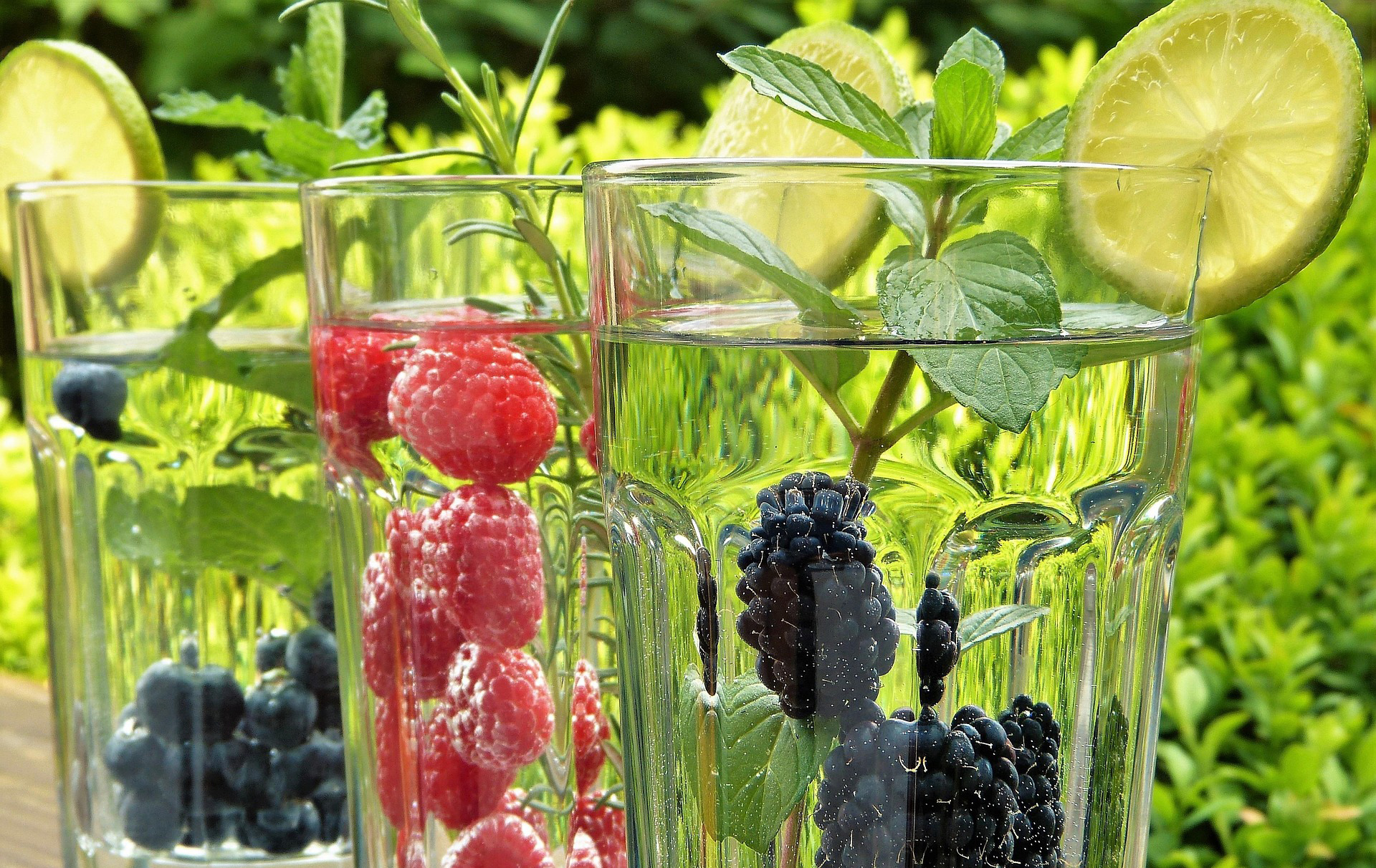 Foto: 3 Wassergläser mit verschiedenen Früchten