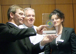 Foto: 3 Personen mit dem Preis