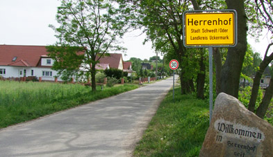 Foto: Ortseingang von Herrenhof