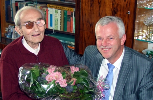 Der Bürgermeister gratuliert Herrn Hölzel