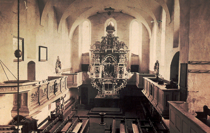 Foto: Früherer Altar der Kirche