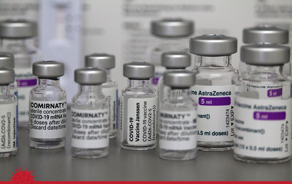 Foto: mehrere verschiedene Impfstoffampullen