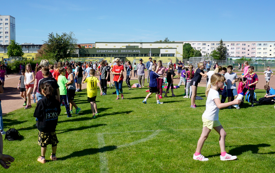 Foto: viele Sportler auf dem Sportplatz