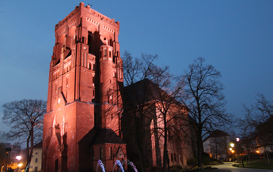 Foto: beleuchtete evangelische Kirche