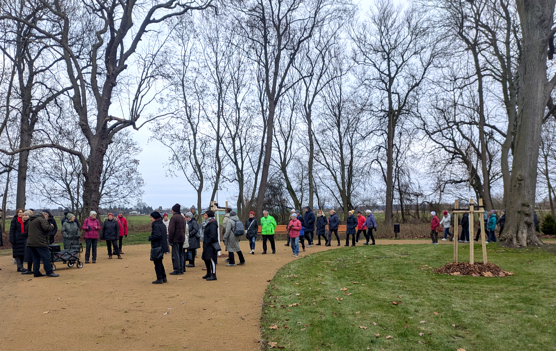 Foto: große Gruppe auf dem neuen Parkweg