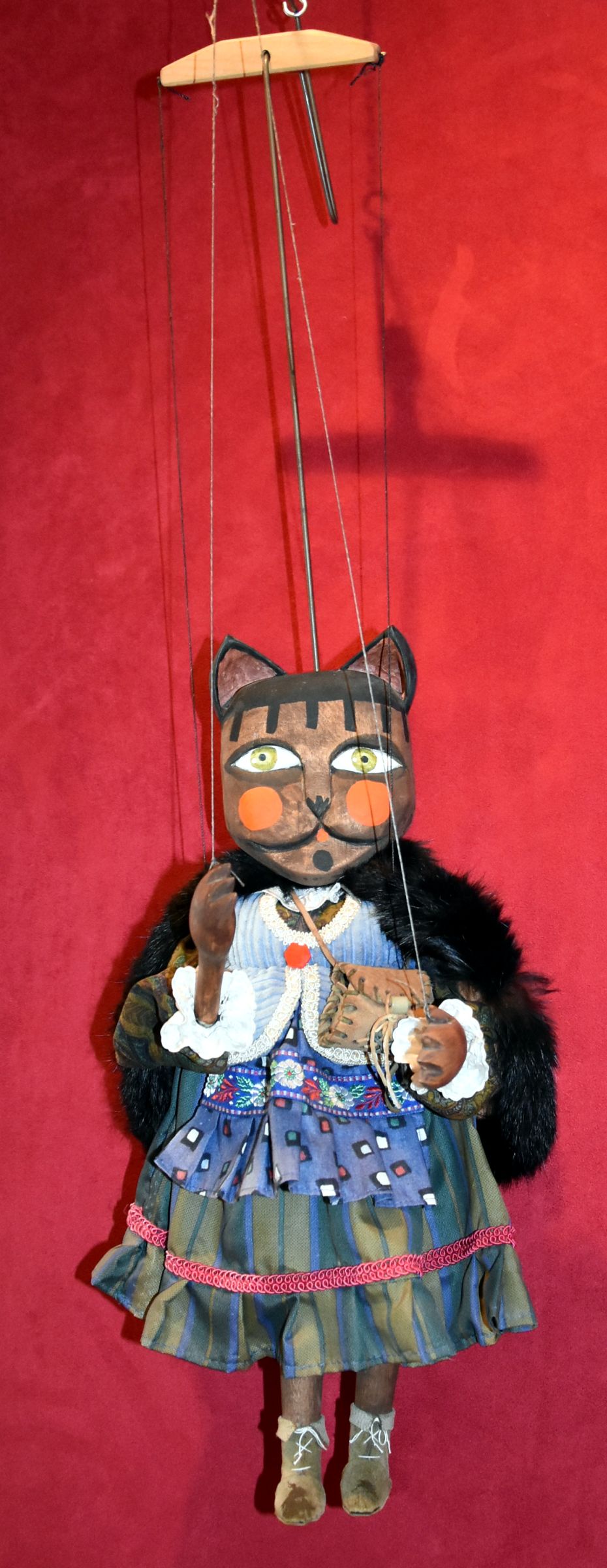 Katzendame als Marionette