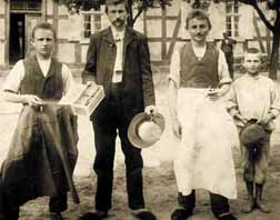 Foto: Zigarrenmeister Koch mit seinen Brüdern