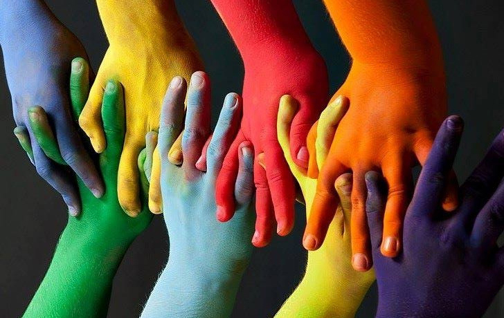 Foto: verschieden farbige Hände