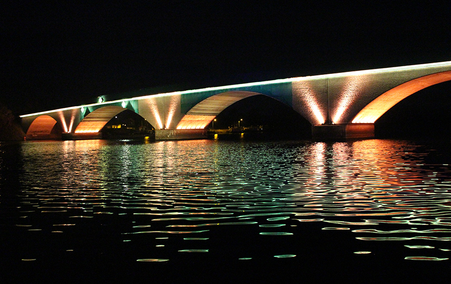 Foto: beleuchtete Brücke