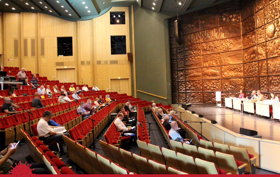 Foto: Besucher sitzen auf Abstand bei einer Veranstaltung im Großen Saal der Bühnen