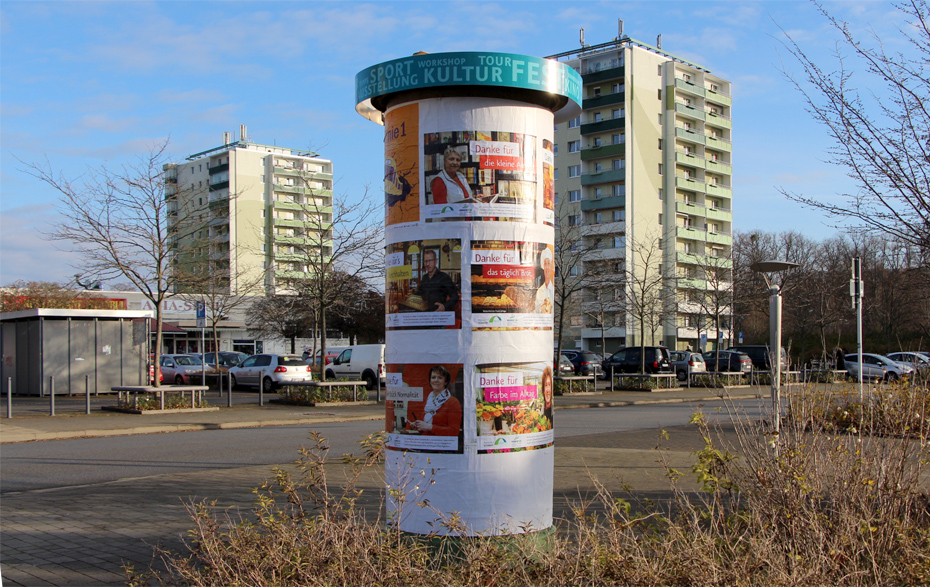 Foto: Kultursäule mit Plakaten „Danke für …“