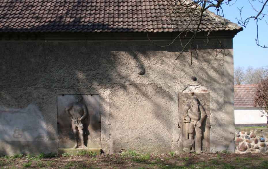 Häuserwand mit zwei Reliefs